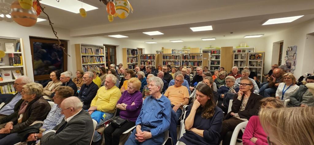 Lange Nacht der BibliOÖtheken 2025: Vorne Publikum dahinter Bücherregale