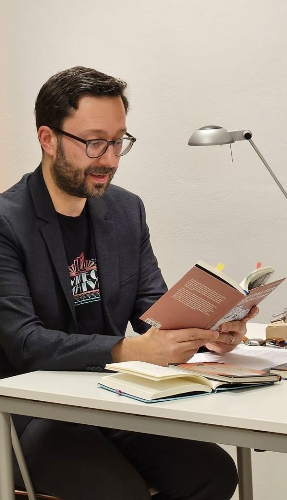 Lange Nacht der BibliOÖtheken 2025: Autor beim Lesen