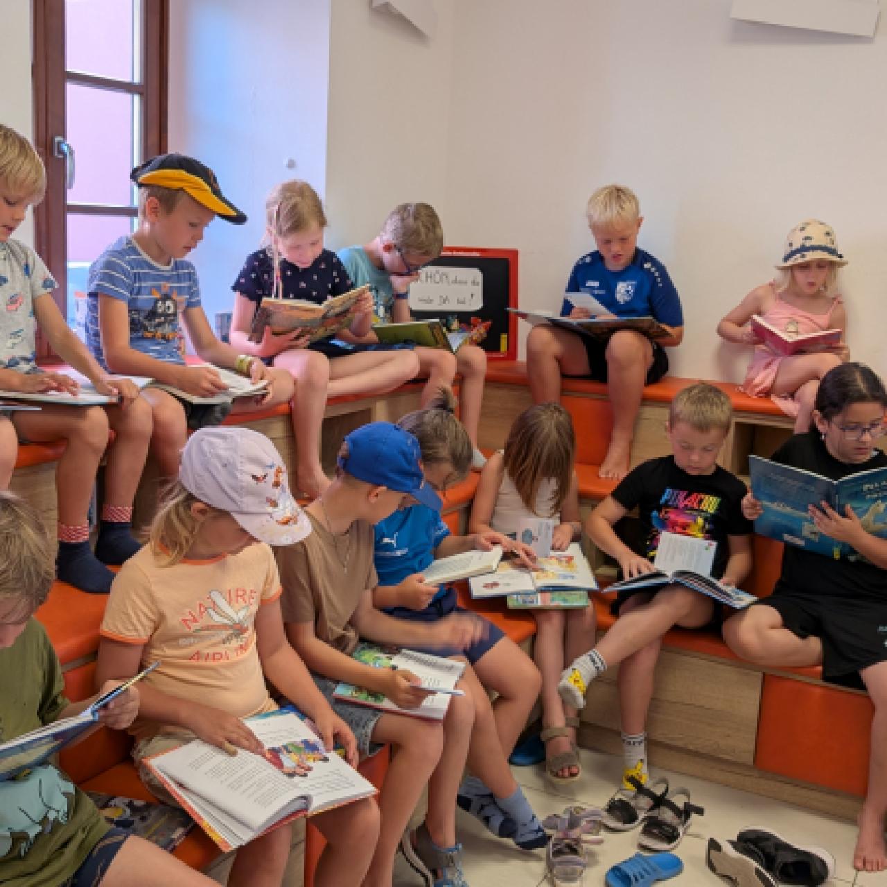 Volksschulkinder in der Bib